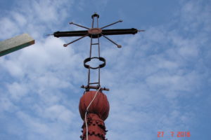 Krzyż i kule z wieży kościoła (4)